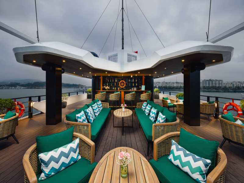 the-halong-catamaran-cruise-sundeck